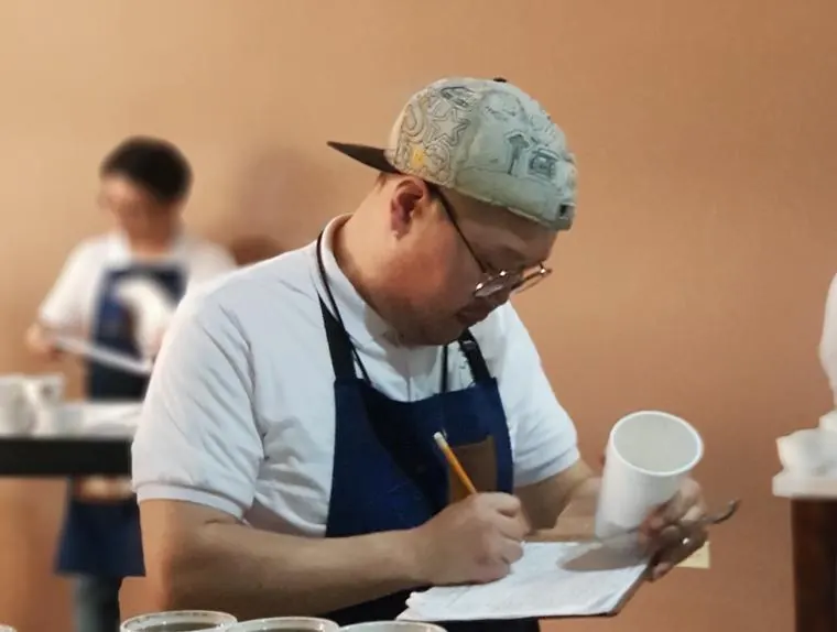 커핑 중인 김성규